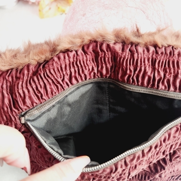 KOVERZIP Vintage 1900's-30s Black Sheered Beaver Muff Crochet Flower Toggle - Picture 6 of 7